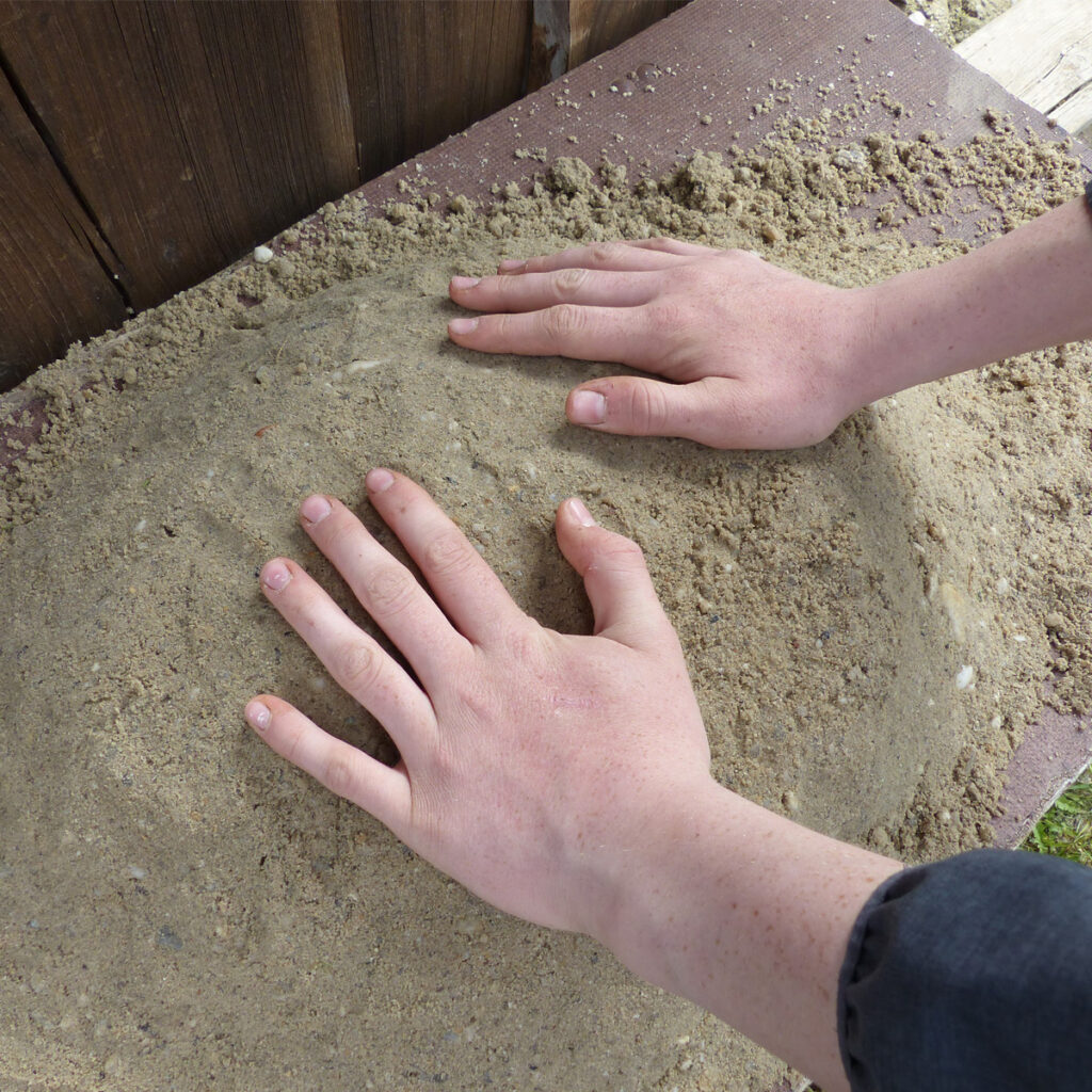 Vogeltränke „Rhabarberblatt“ aus Beton bauen 01 vogeltraenke sand