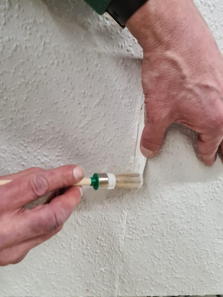 Raufasertapete – Schäden leicht selbst reparieren 03 Schaden3 einstreichen mit Farbe
