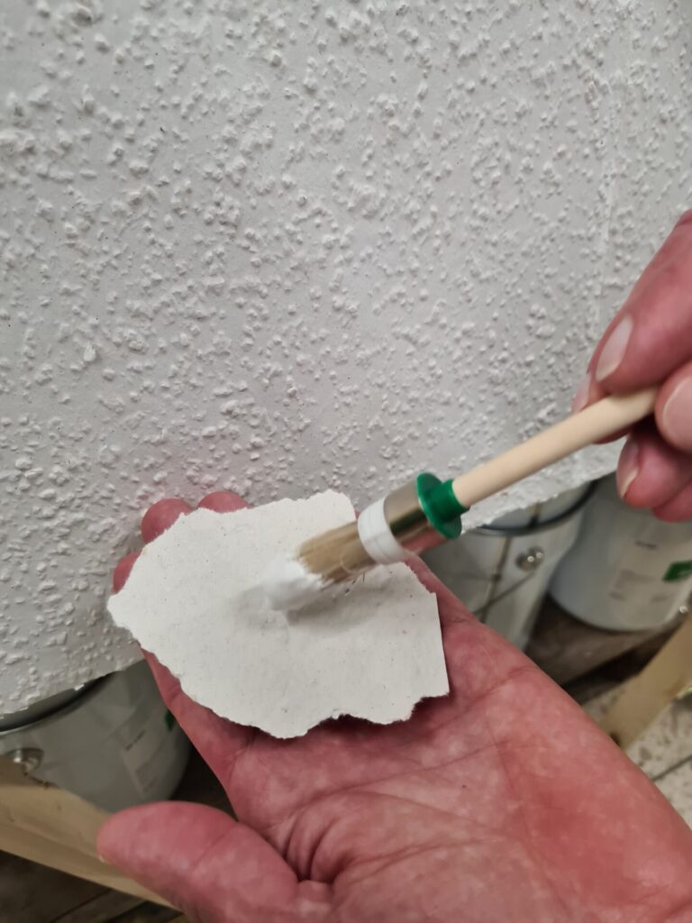 Raufasertapete – Schäden leicht selbst reparieren 05 Schaden1 Farbe auf Tapetenstueck