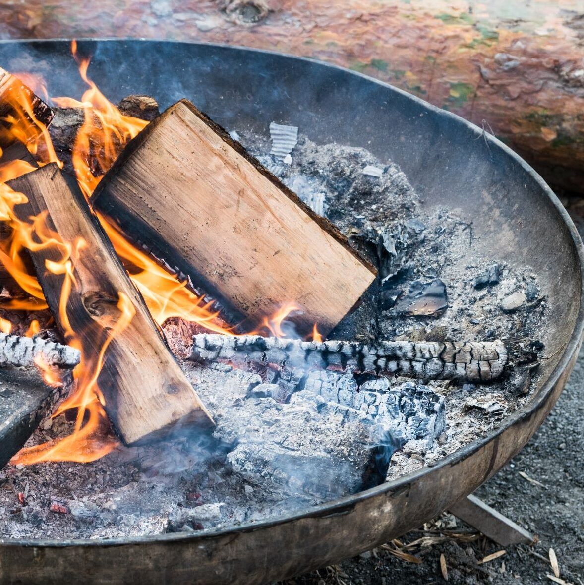 Lagerfeuer in der Feuerschale